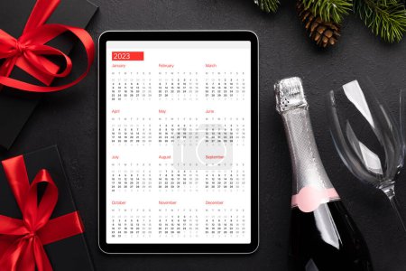 Foto de Tableta con calendario, cajas de regalo y decoración navideña. plantilla de pantalla de dispositivo de Navidad - Imagen libre de derechos