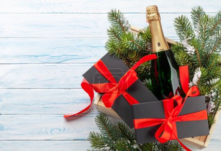 Foto de Cajas de regalo de Navidad y botella de champán. Vista superior plano con espacio para sus saludos - Imagen libre de derechos
