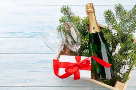 Foto de Caja de regalo de Navidad y botella de champán. Vista superior plano con espacio para sus saludos - Imagen libre de derechos