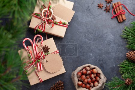 Téléchargez les photos : Coffrets cadeaux de Noël avec décor artisanal. Vue du dessus plat avec espace de copie - en image libre de droit