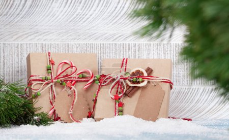 Foto de Cajas de regalo de Navidad con decoración artesanal - Imagen libre de derechos