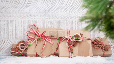 Foto de Cajas de regalo de Navidad con decoración artesanal. Con espacio de copia - Imagen libre de derechos