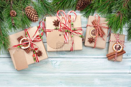 Téléchargez les photos : Coffrets cadeaux de Noël avec décor artisanal. Vue du dessus plat avec espace de copie - en image libre de droit