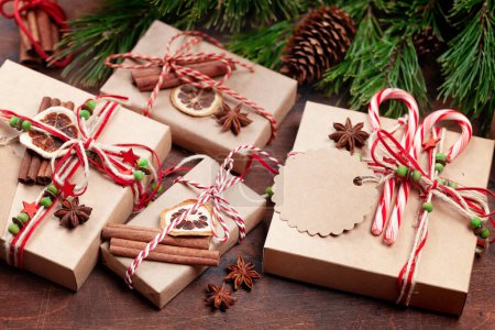 Téléchargez les photos : Coffrets cadeaux de Noël avec décor artisanal. Vue du dessus - en image libre de droit