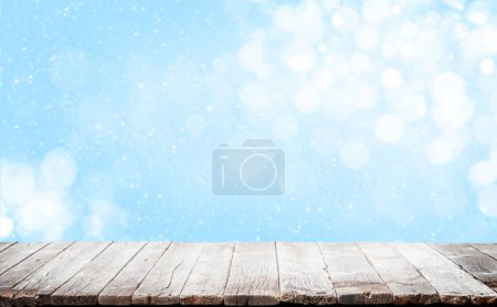 Téléchargez les photos : Fond de table de Noël avec toile de fond bokeh d'hiver. Pour afficher votre produit - en image libre de droit