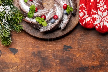 Foto de Pastel de Navidad decorado con arándanos, arándanos y menta. Piso con espacio de copia - Imagen libre de derechos