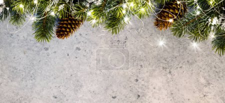 Téléchargez les photos : Guirlande lumineuse de Noël et branches de sapin sur fond de pierre avec espace de copie - en image libre de droit
