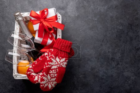 Téléchargez les photos : Coffret cadeau de Noël avec champagne, oranges et décor. Pose plate avec espace pour vos salutations - en image libre de droit
