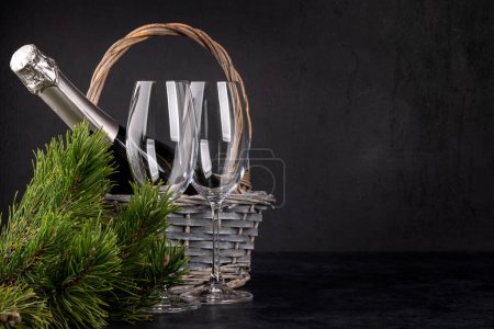 Foto de Cesta con champán, abeto de Navidad y espacio para tus saludos de Navidad - Imagen libre de derechos