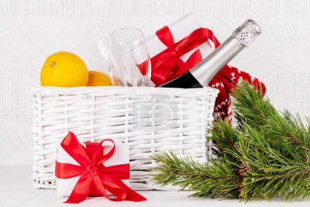 Foto de Caja de regalo de Navidad con champán, naranjas y decoración - Imagen libre de derechos