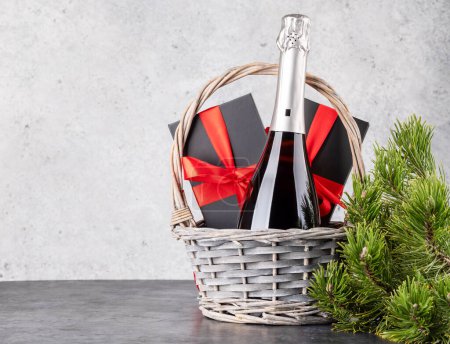 Téléchargez les photos : Panier avec coffrets cadeaux de Noël et champagne et espace pour vos salutations de Noël - en image libre de droit