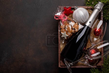 Téléchargez les photos : Boîte avec biscuits au pain d'épice de Noël et champagne. Pose plate avec espace pour vos salutations de Noël - en image libre de droit