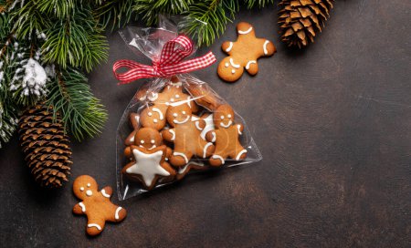 Téléchargez les photos : Biscuits au pain d'épice dans un paquet cadeau. Carte de Noël avec espace de copie - en image libre de droit