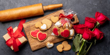 Foto de Tarjeta de San Valentín con galletas en forma de corazón, flores de rosas y caja de regalo. Puesta plana - Imagen libre de derechos