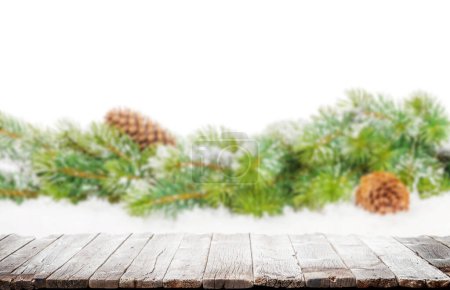 Téléchargez les photos : Fond de table de Noël avec toile de fond bokeh d'hiver. Pour afficher votre produit - en image libre de droit