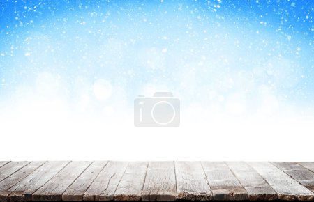 Foto de Fondo de mesa de Navidad con fondo bokeh invierno. Para mostrar su producto - Imagen libre de derechos