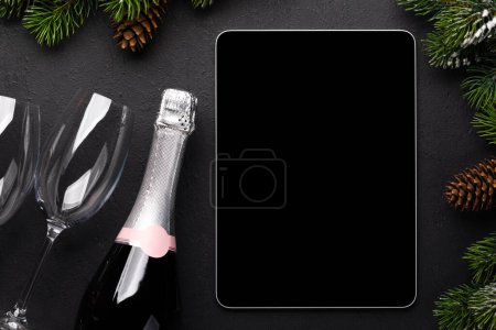 Foto de Tableta con pantalla en blanco, champán y decoración navideña. plantilla de pantalla de dispositivo de Navidad - Imagen libre de derechos