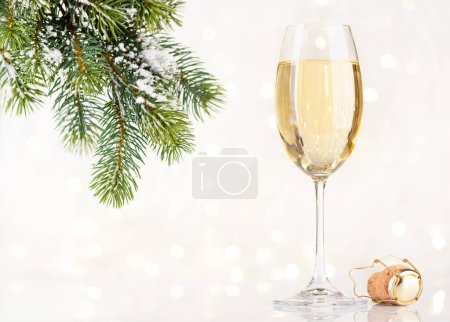 Foto de Copa de champán frente a las luces de Navidad bokeh - Imagen libre de derechos