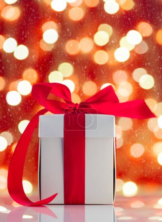 Foto de Caja de regalo de Navidad frente a las luces de Navidad bokeh - Imagen libre de derechos