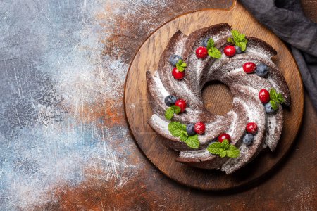 Foto de Pastel de Navidad decorado con arándanos, arándanos y menta. Piso con espacio de copia - Imagen libre de derechos