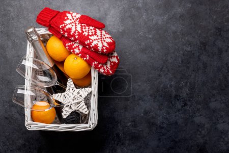 Foto de Caja de regalo de Navidad con champán, naranjas y decoración. Piso yacía con espacio para sus saludos - Imagen libre de derechos