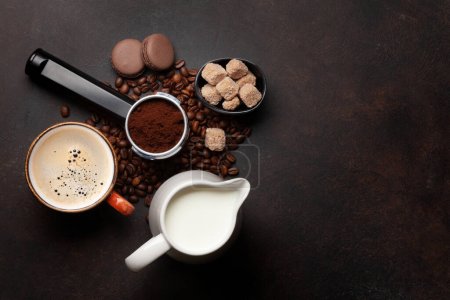 Téléchargez les photos : Café cappuccino frais, grains de café torréfiés et lait. Vue du dessus plat avec espace de copie - en image libre de droit