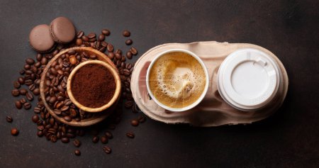 Foto de Café fresco en tazas para llevar, granos de café tostados y café molido. Vista superior plano laico - Imagen libre de derechos