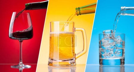 Foto de Vino tinto, cerveza y agua que se vierte de botellas sobre un fondo colorido. Varios juegos de bebidas - Imagen libre de derechos