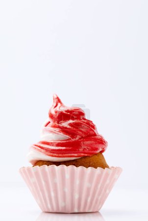 Téléchargez les photos : Cupcake rouge sur fond gris avec espace de copie - en image libre de droit