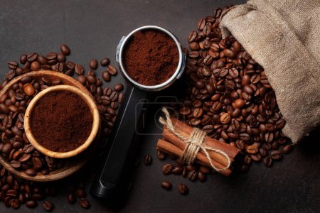 Téléchargez les photos : Grains de café torréfiés et café moulu dans le porte-filtre. Vue du dessus plat lay - en image libre de droit