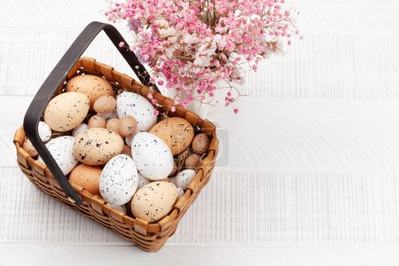 Foto de Tarjeta de felicitación de Pascua con huevos de Pascua y flores. Con espacio de copia - Imagen libre de derechos