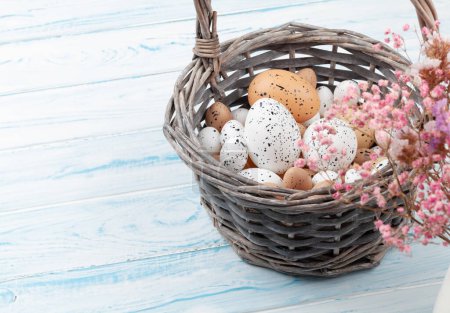 Téléchargez les photos : Carte de vœux de Pâques avec œufs de Pâques et fleurs. Vue supérieure avec espace de copie - en image libre de droit