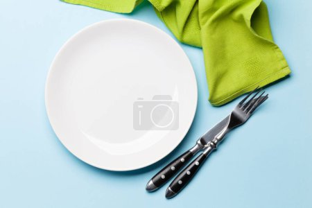 Téléchargez les photos : Assiette vide et argenterie. Vue de dessus plat couché avec espace de copie. Modèle ou maquette pour votre repas - en image libre de droit
