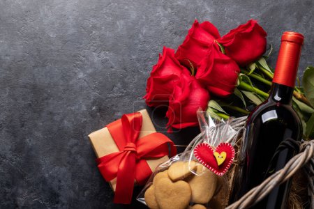 Foto de Tarjeta de San Valentín con botella de vino, galletas en forma de corazón, flores de rosas y espacio para sus saludos - Imagen libre de derechos