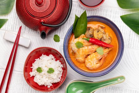 Téléchargez les photos : Thai Tom Yum Soupe aux fruits de mer et bol de riz. Pose plate - en image libre de droit