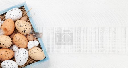 Téléchargez les photos : Carte de vœux de Pâques avec oeufs de Pâques. Vue du dessus plat avec espace de copie - en image libre de droit