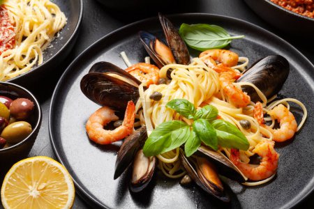 Téléchargez les photos : Différentes pâtes italiennes. Pâtes de fruits de mer aux crevettes et moules - en image libre de droit
