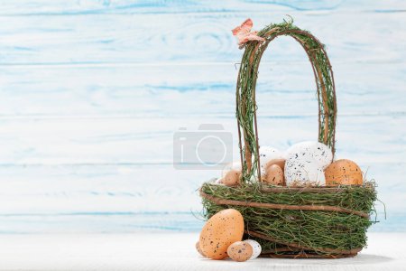 Téléchargez les photos : Carte de vœux de Pâques avec œufs de Pâques dans le panier. Avec espace de copie - en image libre de droit