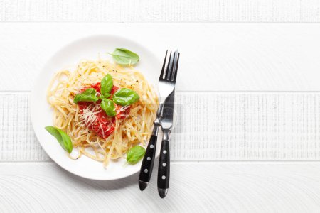 Téléchargez les photos : Pâtes avec sauce tomate et basilic. Vue du dessus plat avec espace de copie - en image libre de droit