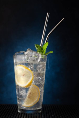 Téléchargez les photos : Cocktail tonique gin sur fond sombre - en image libre de droit