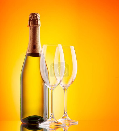 Foto de Copas de champán y botella de vino espumoso - Imagen libre de derechos