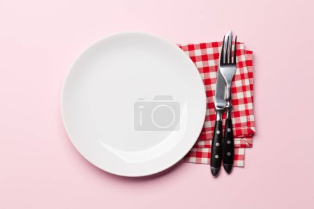 Téléchargez les photos : Assiette vide et argenterie sur fond rose. Vue de dessus plat couché avec espace de copie. Modèle ou maquette pour votre repas - en image libre de droit