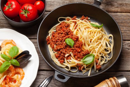 Téléchargez les photos : Des spaghettis bolognais. Pâtes à la sauce tomate et viande hachée - en image libre de droit