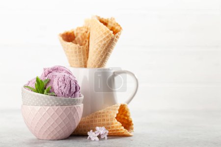 Foto de Helado de bayas con helado y conos de gofres con espacio para copias - Imagen libre de derechos
