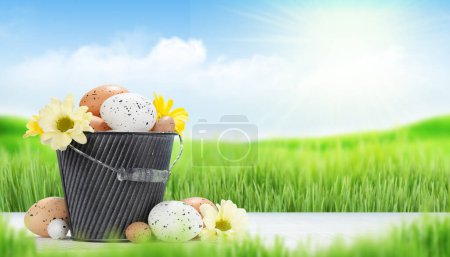 Téléchargez les photos : Carte de vœux de Pâques avec œufs de Pâques et fleurs. Avec espace de copie - en image libre de droit
