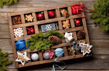 Foto de Caja de madera con decoración navideña y juguetes. Puesta plana - Imagen libre de derechos