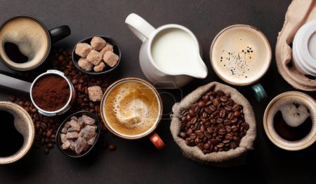 Foto de Café fresco con capuchino y café expreso, granos de café tostados, azúcar y leche. Vista superior plano laico - Imagen libre de derechos