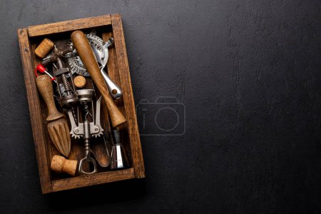 Foto de Bebidas utensilios en caja de madera en la mesa de la cocina. Piso con espacio de copia - Imagen libre de derechos