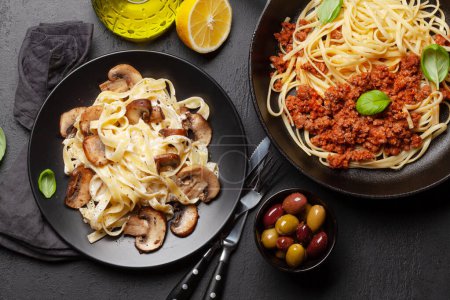 Téléchargez les photos : Différentes pâtes italiennes. Champignons et spaghettis bolognais. Vue du dessus plat lay - en image libre de droit