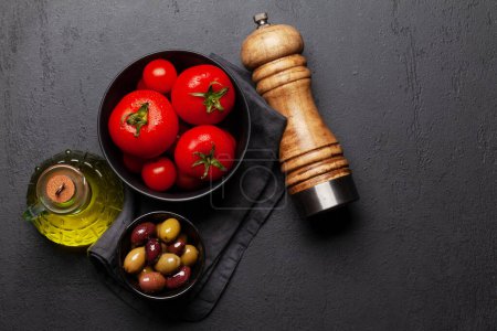 Foto de Ingredientes de cocina italiana. Aceitunas, aceite de oliva, tomates y pimentero. Vista superior plano con espacio de copia - Imagen libre de derechos